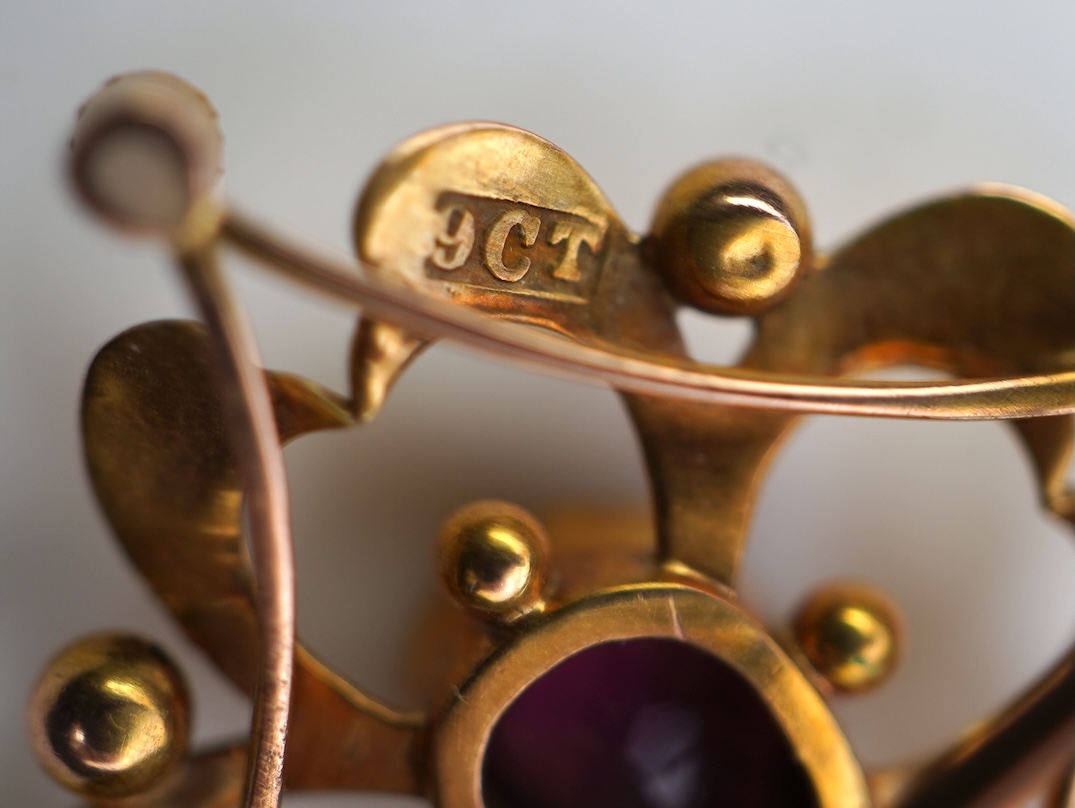 An Edwardian gold and garnet brooch/pendant, early 20th century